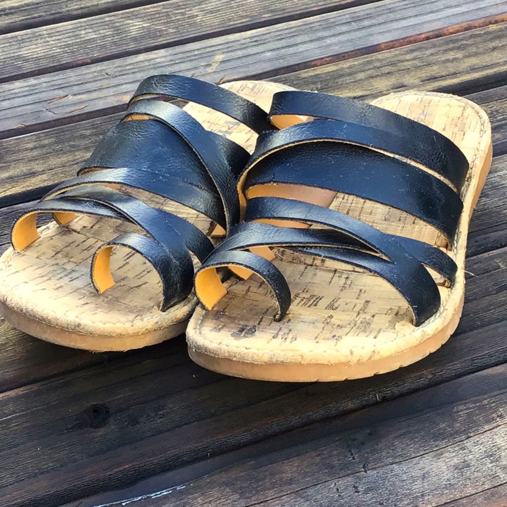 Korks women’s Coleman’s black sandals size 7.